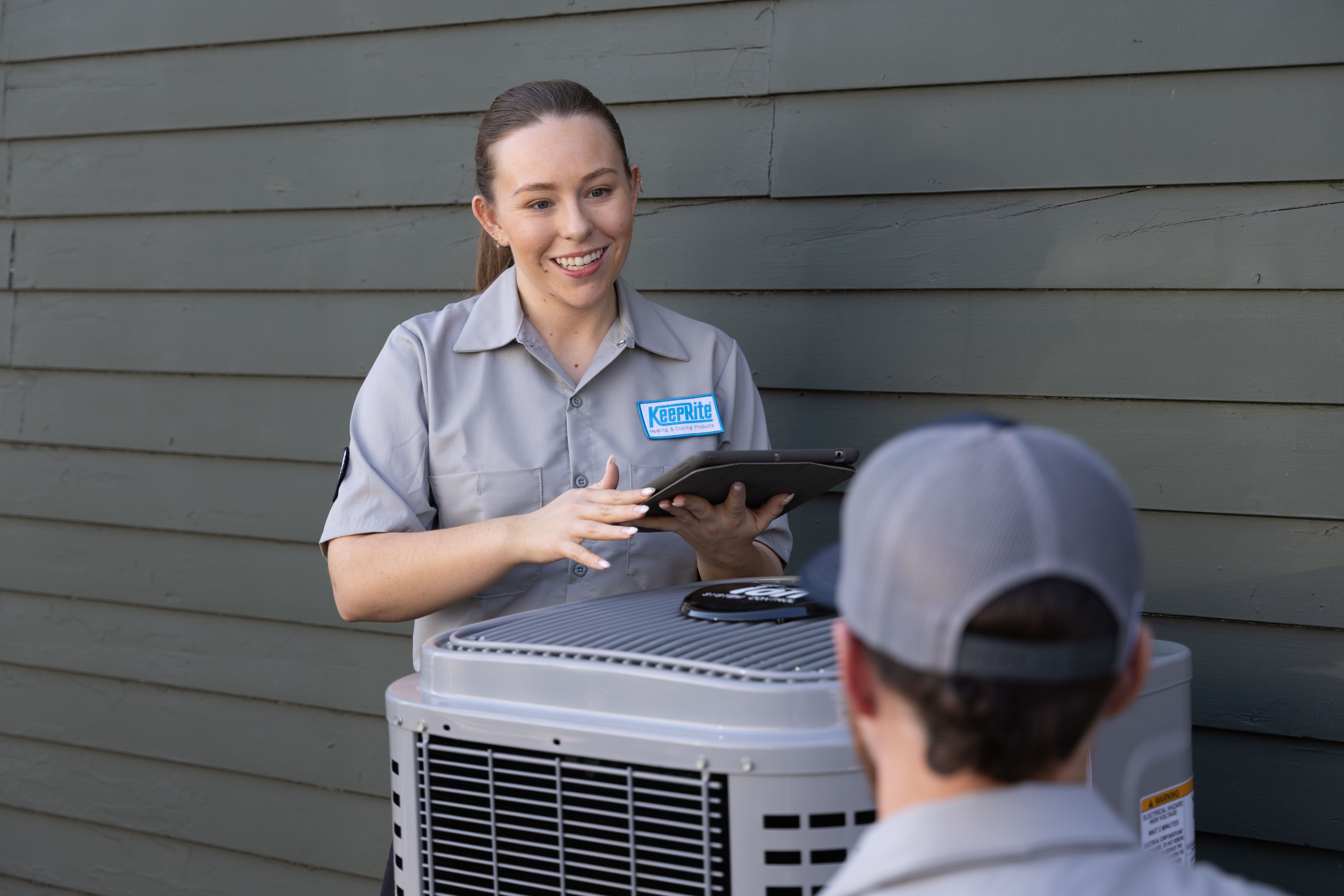 keeprite-dealer-telling-homeowner-about-brand-reliability